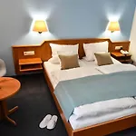 Hotel Martins Klause Airport Messe - Free Parking - Self Check-in Available 3*