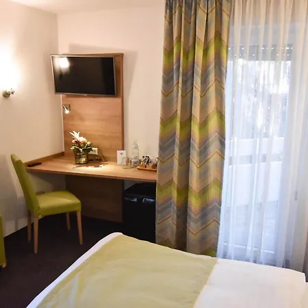 Martins Klause Airport Messe - Free Parking - Self Check-in Available ホテル 3*