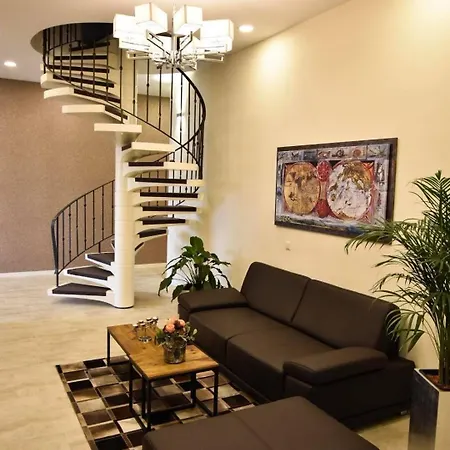 Martins Klause Airport Messe - Free Parking - Self Check-in Available